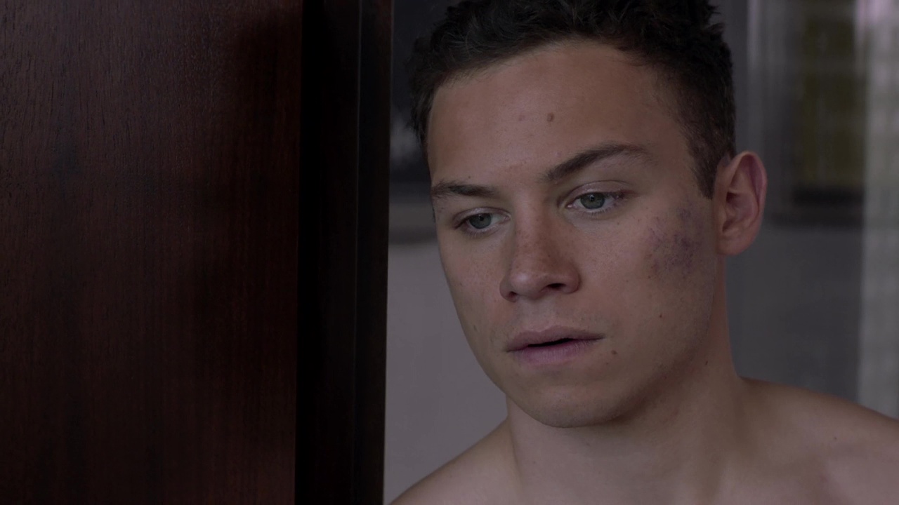 Films Et Séries Tv Avec Finn Cole ausCAPS: Finn Cole shirtless in Animal Kingdom 4-07 "Know Thy Enemy"