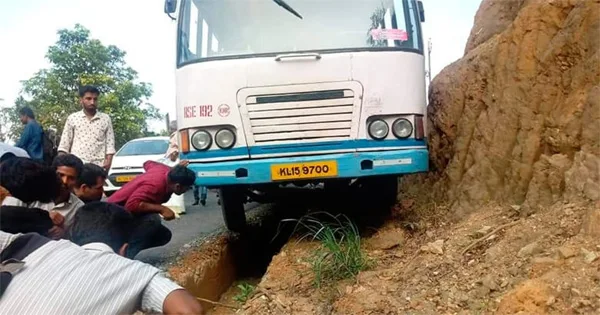 KSRTC bus accident in Kottiyoor, Kannur, Local-News, Accidental Death, Passengers, KSRTC, Bus, Kerala