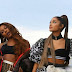 Ariana Grande e Victoria Monét só querem saber de se divertir no clipe de "MONOPOLY"