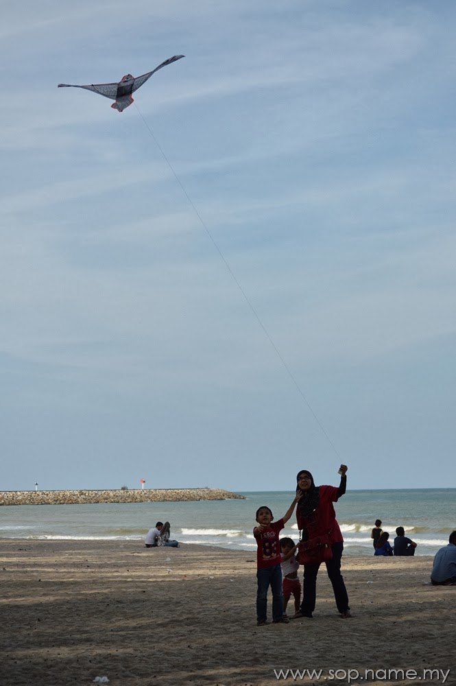 Bermain Layang Layang Di Pantai Batu Buruk Sop Name My