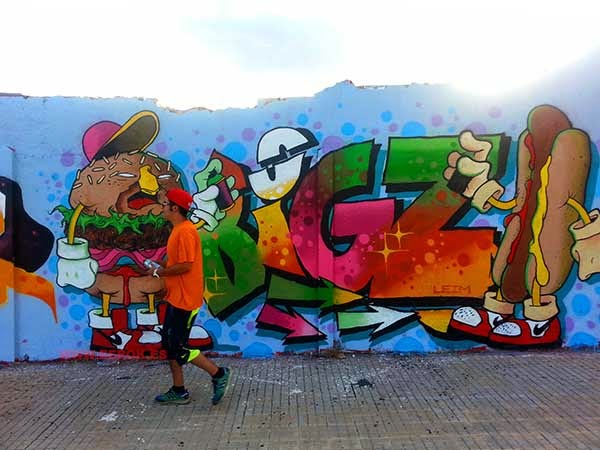 Graffiti de Big Z con hamburguesa y frankfurt