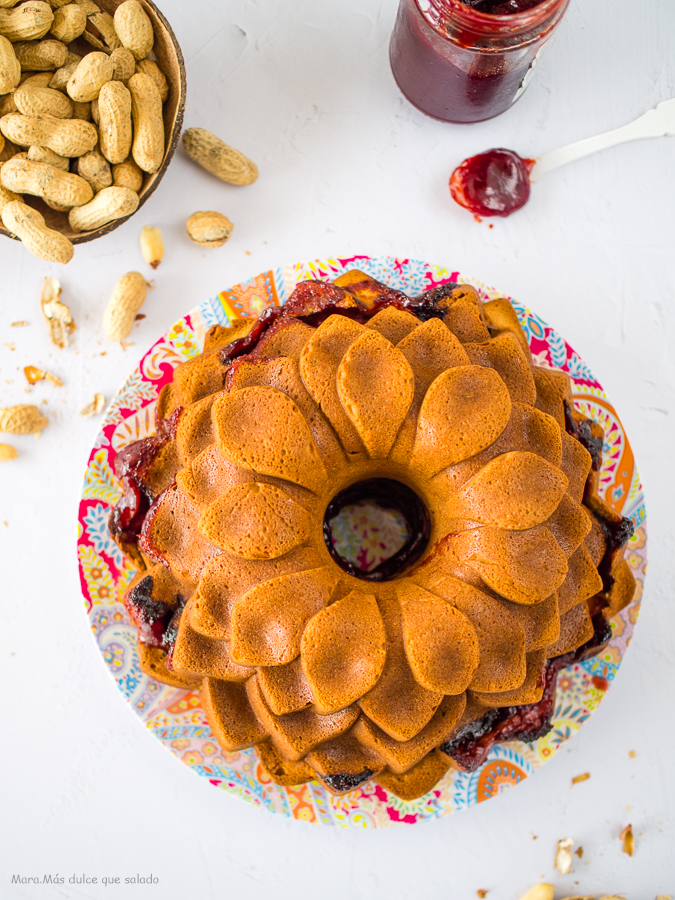 Bundt Cake de mantequilla de cacahuete y mermelada de fresa