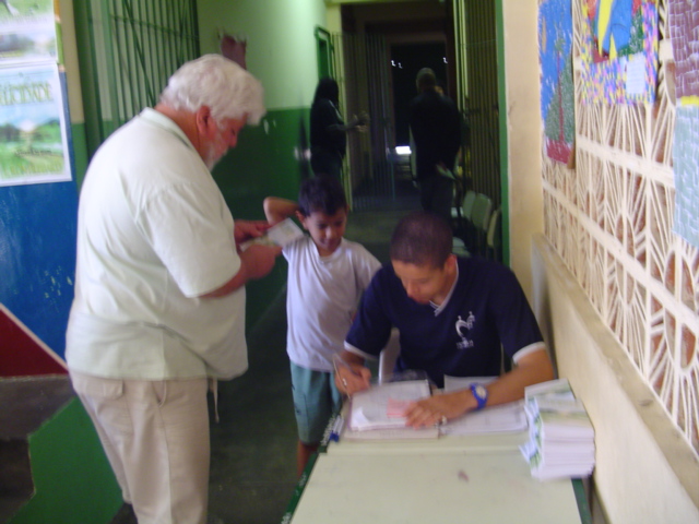 Instituto Caminho para a Felicidade no Brasil: Fotos na Escola Estadual ...