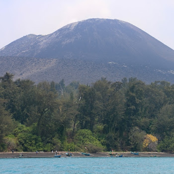 Mendaki Gunung Anak Krakatau