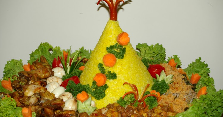 Nasi Tumpeng Kuning Khas Jawa Tengah Ruang Baca