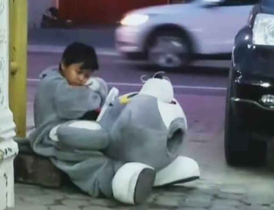 Rehan, 9 Tahun Berjalan Sejauh 10km Setiap Hari Menjadi Maskot Untuk Membantu Keluarga Rehan, 9 Tahun Berjalan Sejauh 10km Setiap Hari Menjadi Maskot Untuk Membantu Keluarga