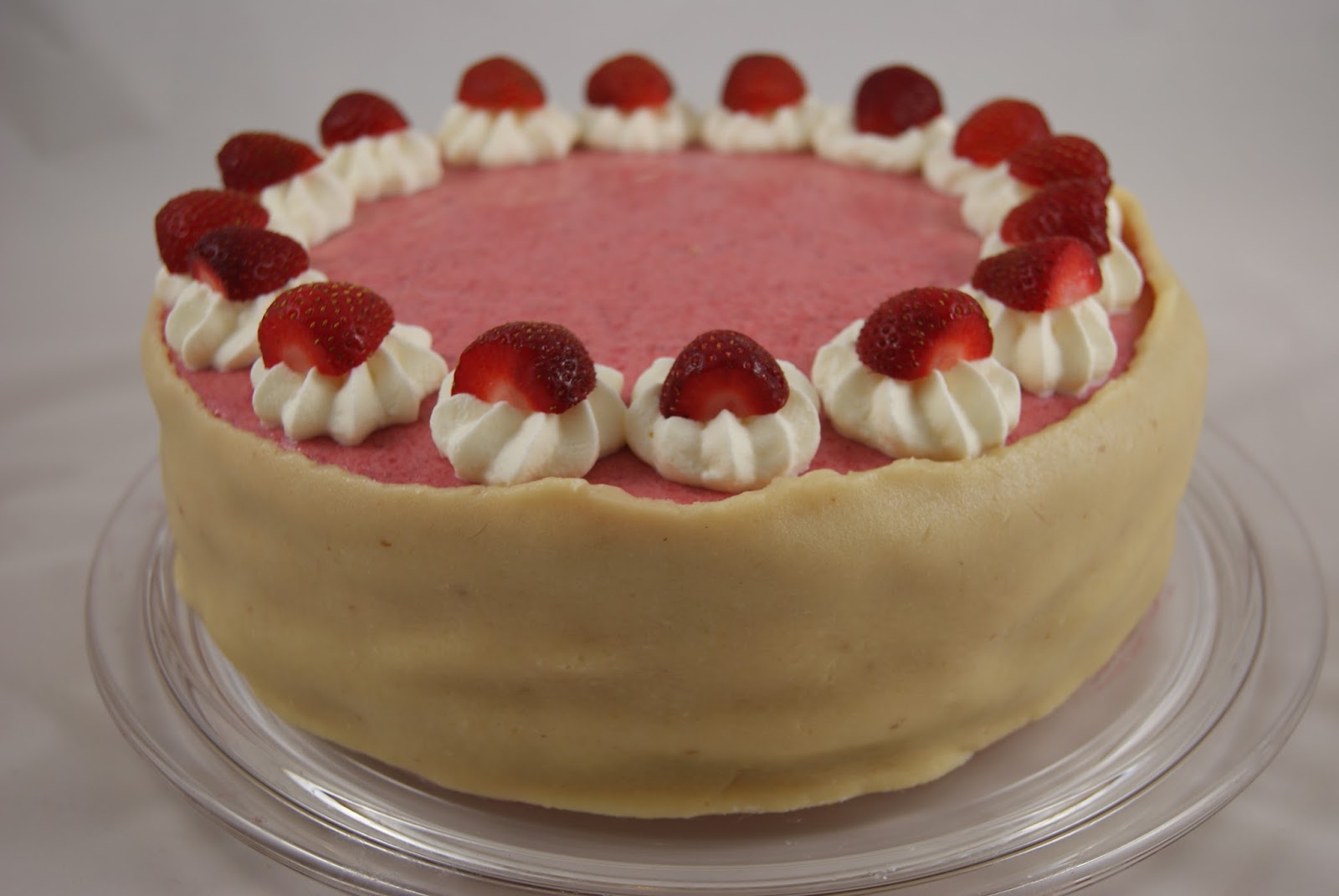 biscuit and buttercream: Erdbeer-Marzipan-Torte