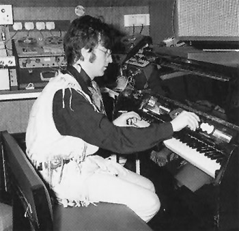 John_Lennon_The_Beatles_Mellotron_Mk_II_1967.jpg