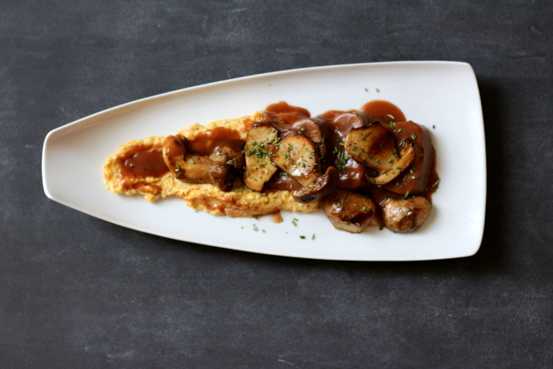 Rinderzunge in muscadel red auf roter Polenta mit Steinpilzen | Arthurs Tochter Kocht by Astrid Paul (Teller: Tafelstern)