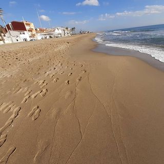 Visió panoràmica de la platja de Sant Salvador amb el seu passeig marítim estenent-se.