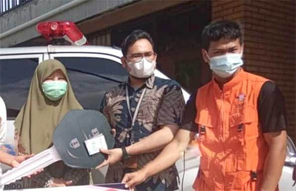 Nevi Zuairina serahkan ambulans kepada Relawan Indonesia Perwakilan Agam