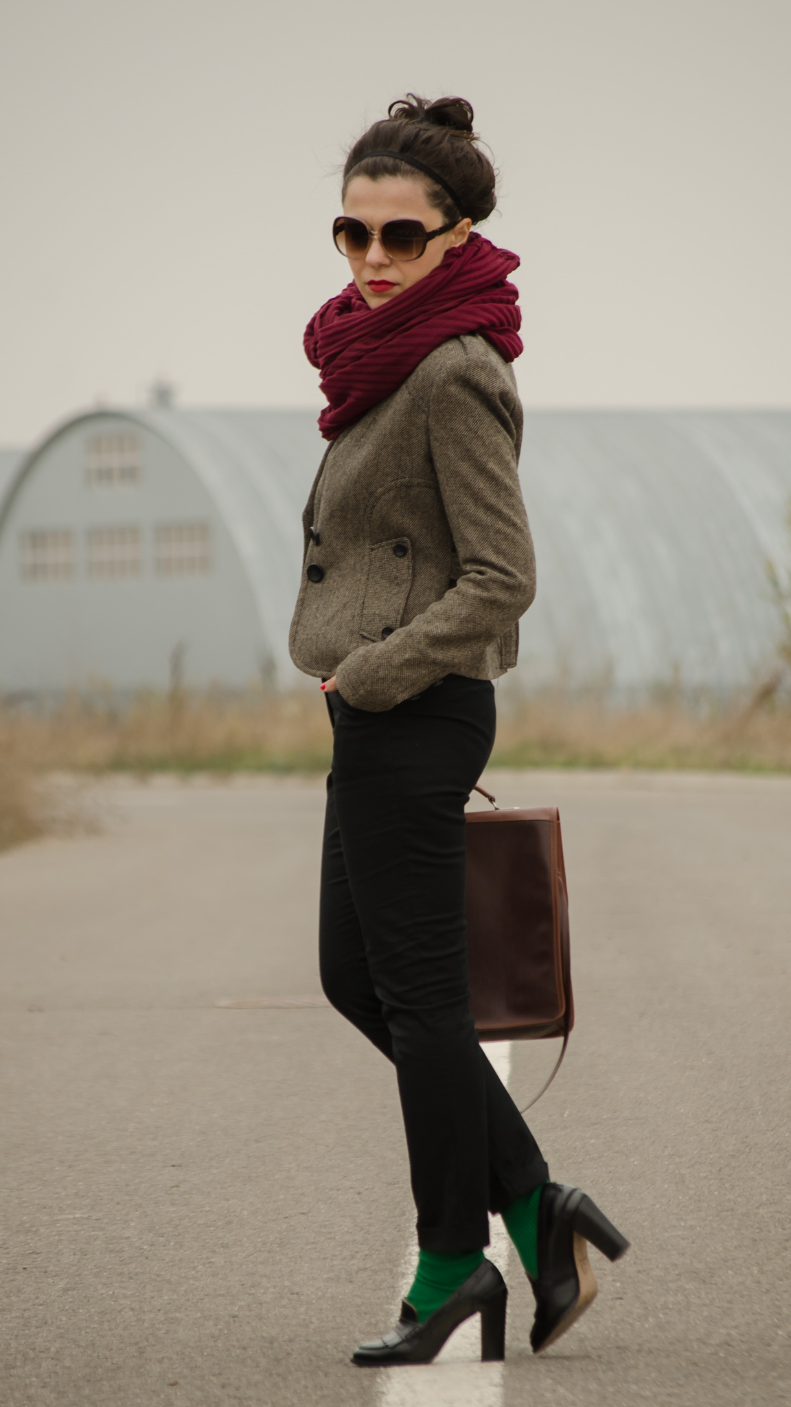 black pants green socks heels over sized scarf burgundy brown jacket fall autumn checkers sweater bow-tie stachel bag thrifted vero moda 