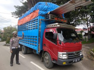 Personel Sat Lantas Polres Enrekang Tindak Truck Muatan Tinggi Yang Sebabkan Kecelakaan Lalu Lintas