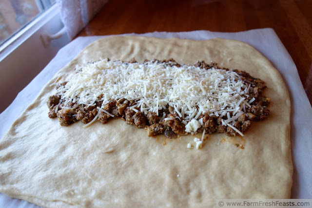 http://www.farmfreshfeasts.com/2013/04/beef-mushroom-fresh-tomato-pesto-fff.html