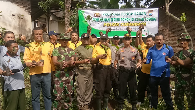 Program Penghijauan Penanaman Seribu Pohon Lahan Kosong Polsek Curahdami. 