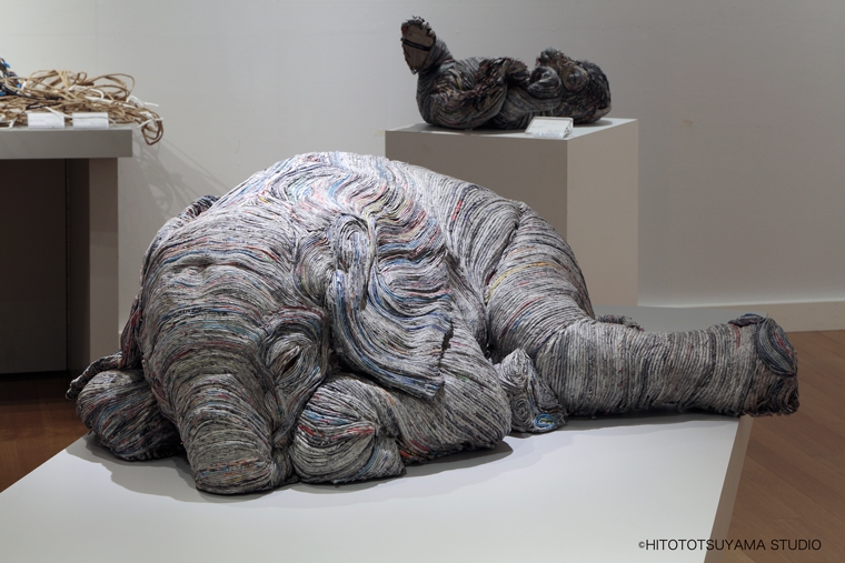 01-Baby-Elephant-Sleeping-Hitotsuyama-Studio-Chie-Hitotsuyama-Upcycling-Paper-to-make-Animal-Sculptures-www-designstack-co