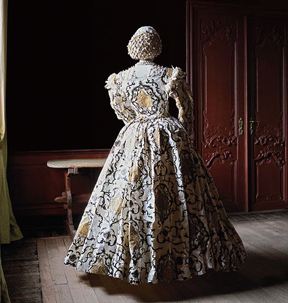 The Paper Dress of Eleonora de Toledo, 1522-1562