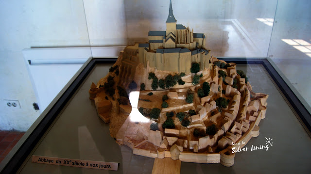 不同時期的聖米歇爾山和修道院模型