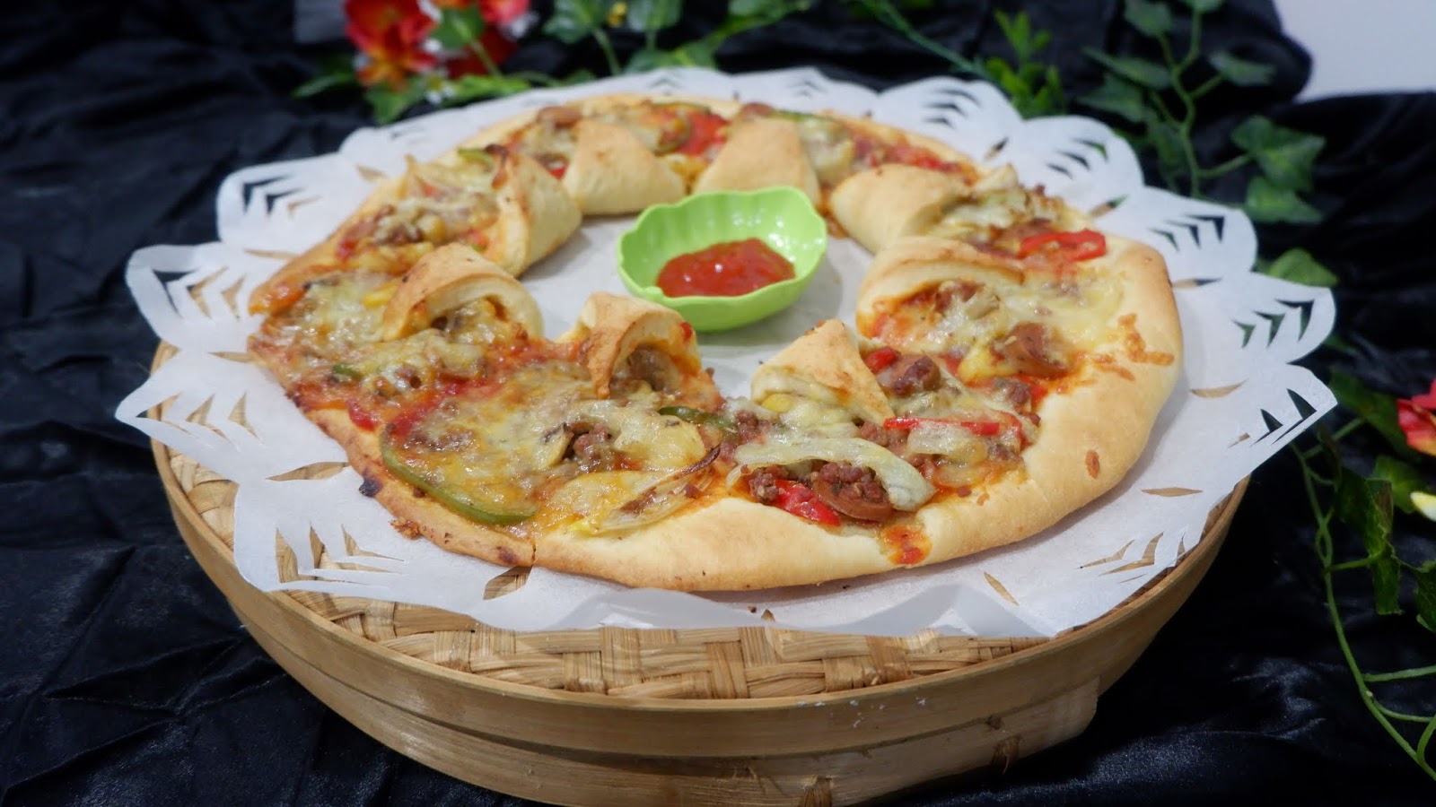 кето тесто для пиццы. кето тесто для пиццы. кето пицца. кето пицца на сковороде. прямоугольная пицца пепперони.