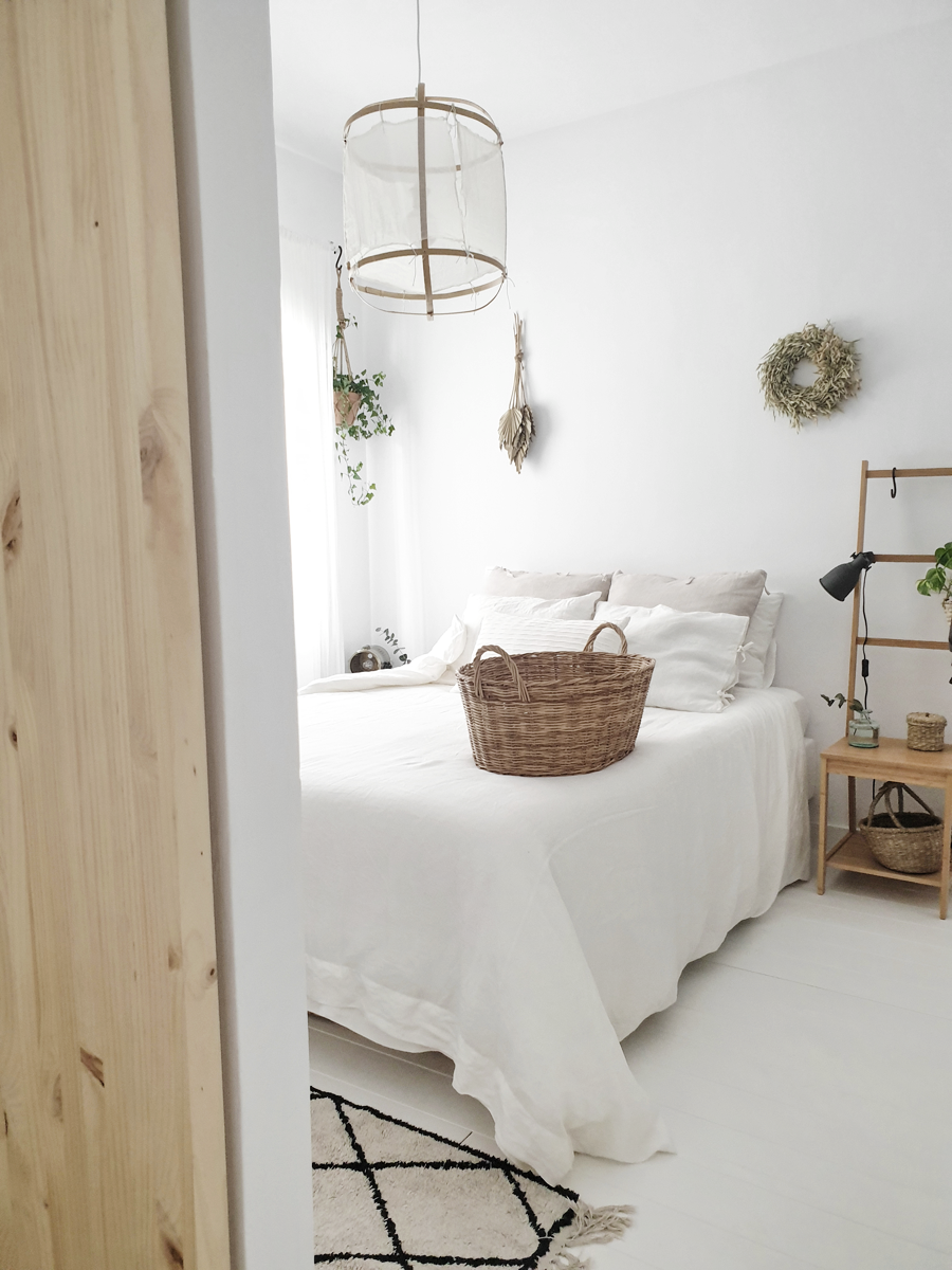 A RENOVATED WHITE NORDIC STYLE COTTAGE / La casa de campo de estilo Nórdico reformada de @annie_gg67