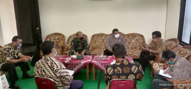 KodimKaranganyar – Rapat Terbatas Camat Jatipuro Gencar Ajak Warga Melawan Covid 19