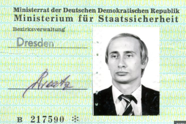 عثرعلى بطاقة هوية بوتين التي كان يستخدمها خلال فترة تجسسه في ألمانيا الشرقية.