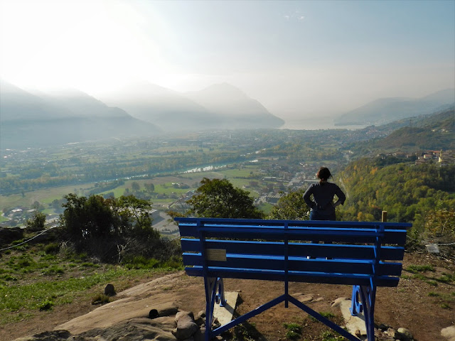 Panchina Gigante Blu con vista sul lago d'Iseo