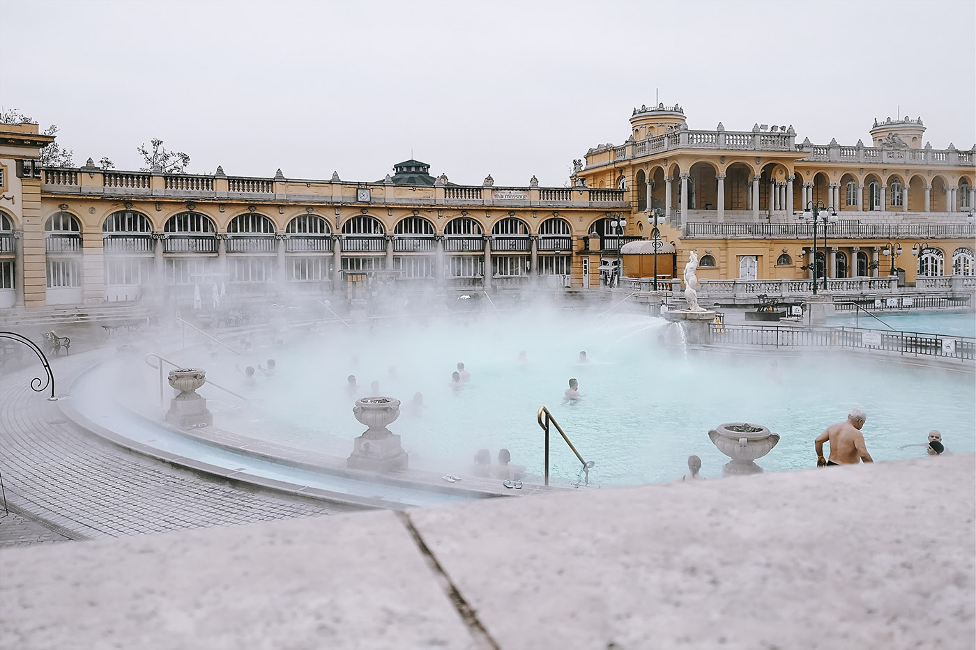 Термальная лечебная вода одного курортов венгрии содержит. Будапешт курорт термальный. Термальные источники Венгрии. Будапешт Минеральные источники. Термы около Будапешта.