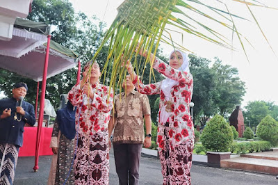 Awali Rangkaian Ngunduh Mantu, Bupati Trenggalek Bersama Istri Pasang Bleketepe