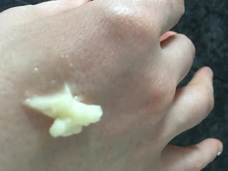 Consistance de la crème pour les mains et les pieds secs , DIY, application sur la peau