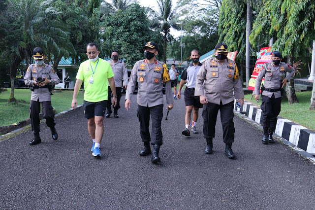 Palembang - Kapolda Sumsel Irjen Pol Prof.Dr.Eko Indra Heri S.,M.M silahturahmi ke Danpomdam II Sriwijaya, Selasa (23/6) bertempat di kantor Danpomdam II Sriwijaya km 5 Palembang. Kapolda Sumsel didampingi oleh Karo SDM Polda Sumsel, Karo Log Polda Sumsel.  Kedatangan kapolda sumsel dan rombongan disambut baik oleh Komandan Pom Dam II Sriwijaya Letkol CPM Asharianto, S.E.  Adapun maksud dan tujuan kedatangan kapolda sumsel selain ingin bersilahturahmi, beliau juga ingin dalam menjelang pemilukada serentak 2020 nanti, Kita harus saling berkoordinasi satu sama lain untuk menjaga stabilitas keamanan yang ada di wilayah sumsel. Karena dalam menciptakan wilayah sumsel agar sumsel Zero Konflik dan kondusif kita harus kompak serta menjaga nya bersama supaya Pemilukada yang kondusif, aman, damai dan sejuk dapat tercipta diwilayah sumsel yang kita cintai ini, ujarnya.(Tri Sutrisno)