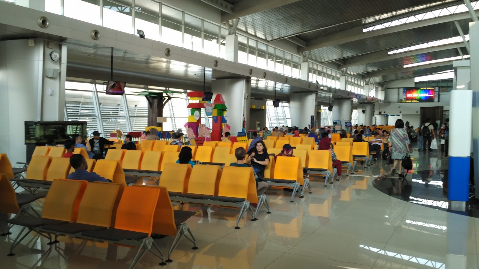 Travelholic Terminal 2 Bandara Juanda Surabaya