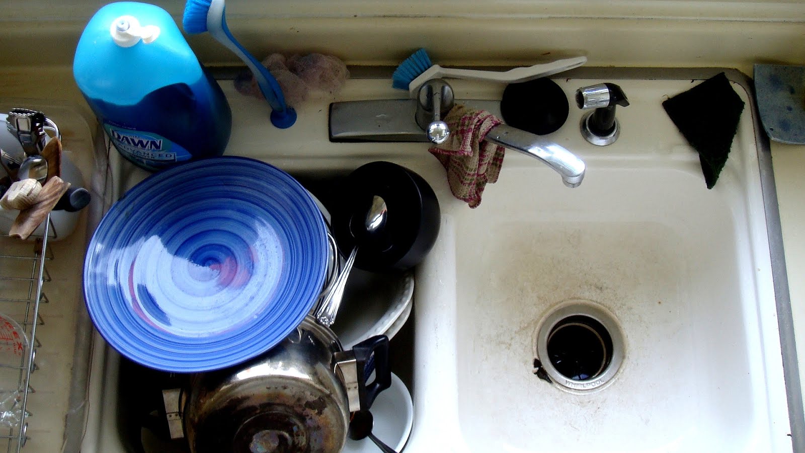 В раковине на кухне булькает вода. Уплотнитель под раковину на кухню. Мытье посуды. Грязная посуда в раковине. Помыть посуду на даче без водопровода.