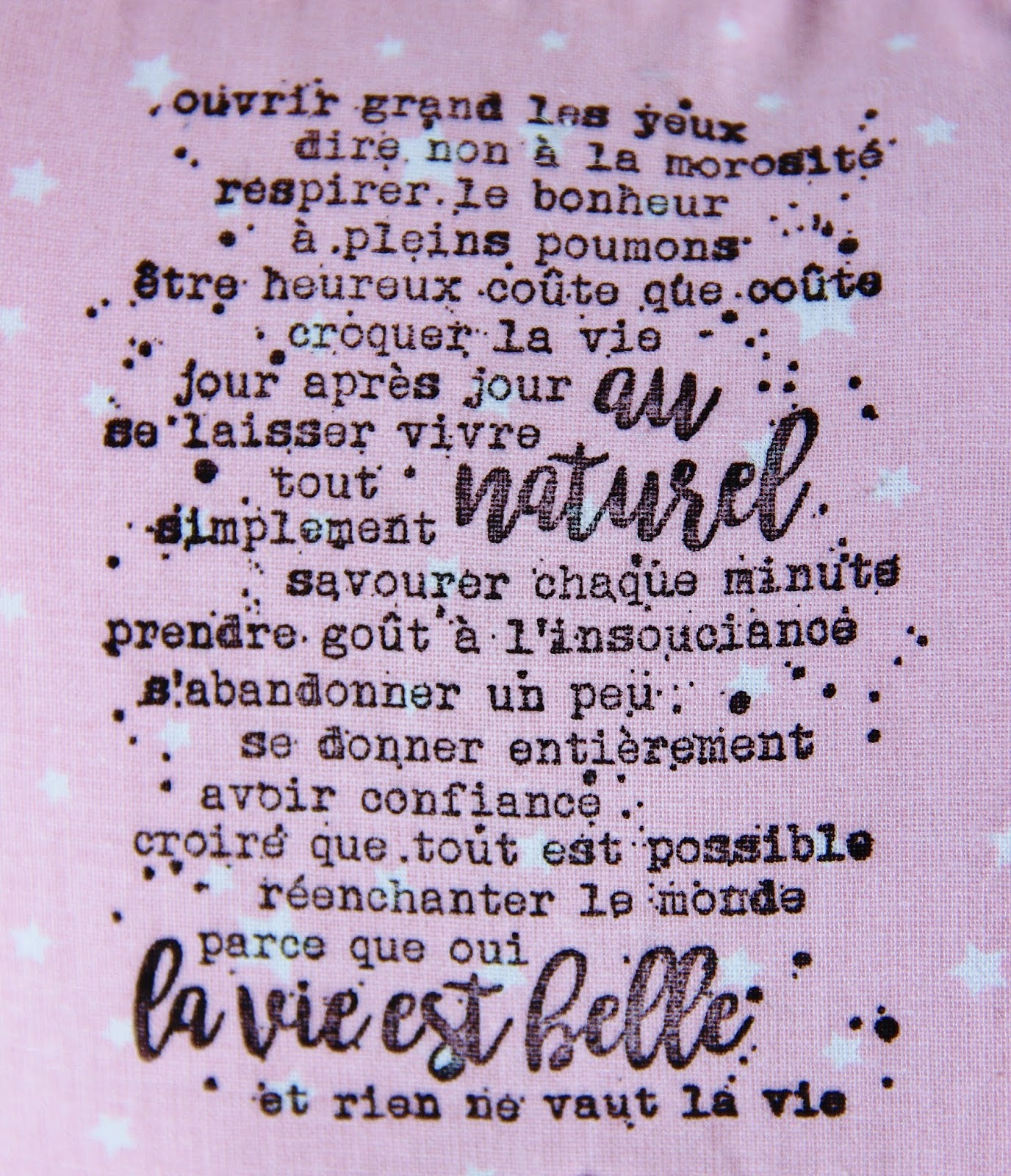 Anilouka Des Coussins Pastels Aux Douces Citations Inspirantes Pour Savourer L Ete