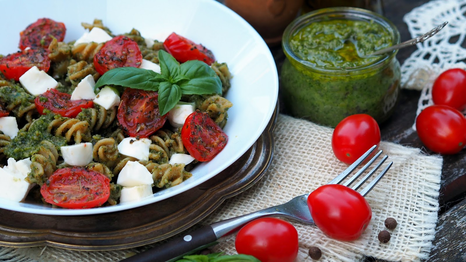 Makaron z pesto z rukoli, smażonymi pomidorkami i mozzarellą