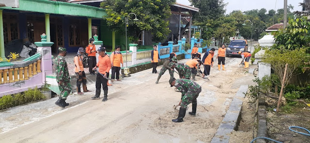 Dengan Peralatan Seadanya Babinsa Tangkil Bersama Warga Bersihkan SisaTanah Urug