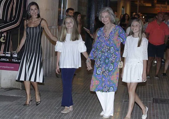 Queen Letizia wore a new pleated dress  by Carolina Herrera. Zara Knit black white pleated midi dress. Princess Leonor