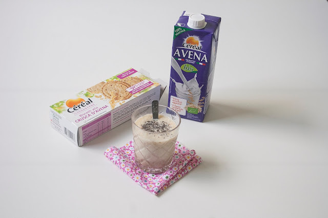 Frullato con bevanda Avena Bio, Céréal biscotti alla crusca d’avena, mela, mandorle e semi di chia