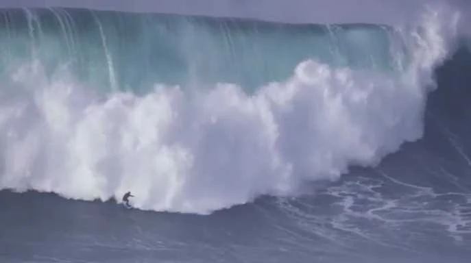 Onda gigantesca em Nazaré 01-01-2018 surfista brasileiro Marcelo Luna