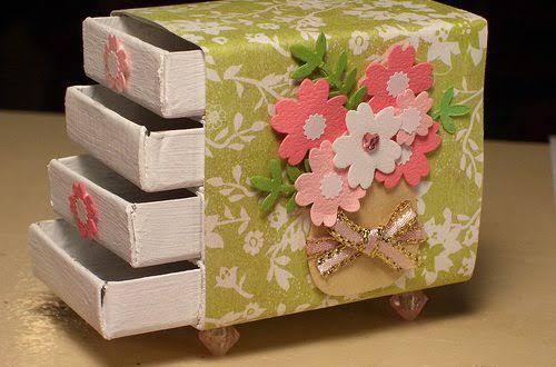 إعادة استخدام أوراق الهدايا