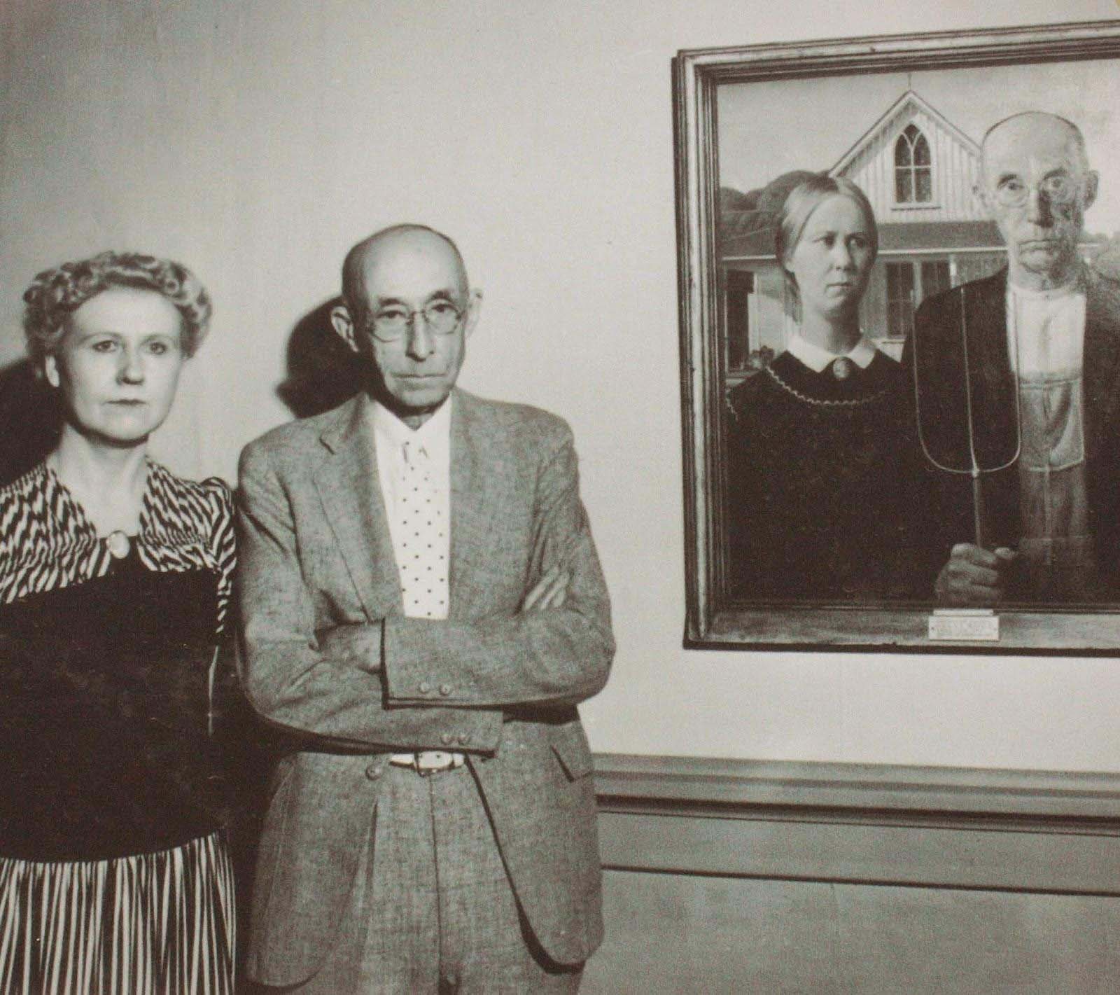The models for ‘American Gothic’ pose in front of the iconic painting, 1942