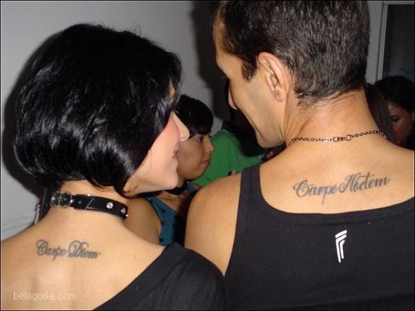 tatuaje de frase en latin en la espalda para pareja