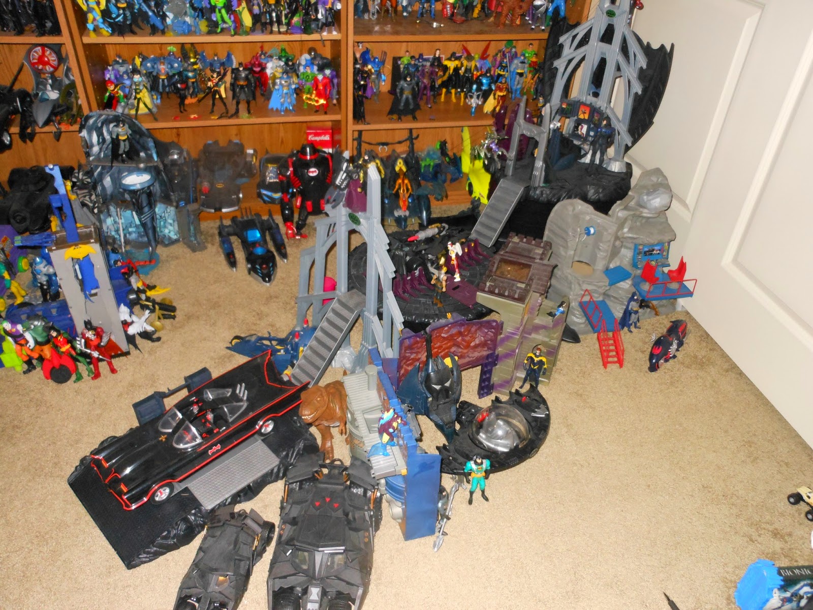 Emperor Dinobot's giant Batman figure database and review site!: Batcave