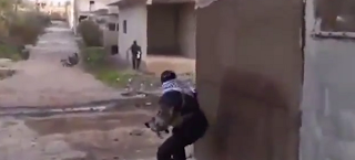 Ελεύθερος σκοπευτής σκοτώνει μπροστά στην κάμερα δημοσιογράφο στη Συρία [βίντεο]