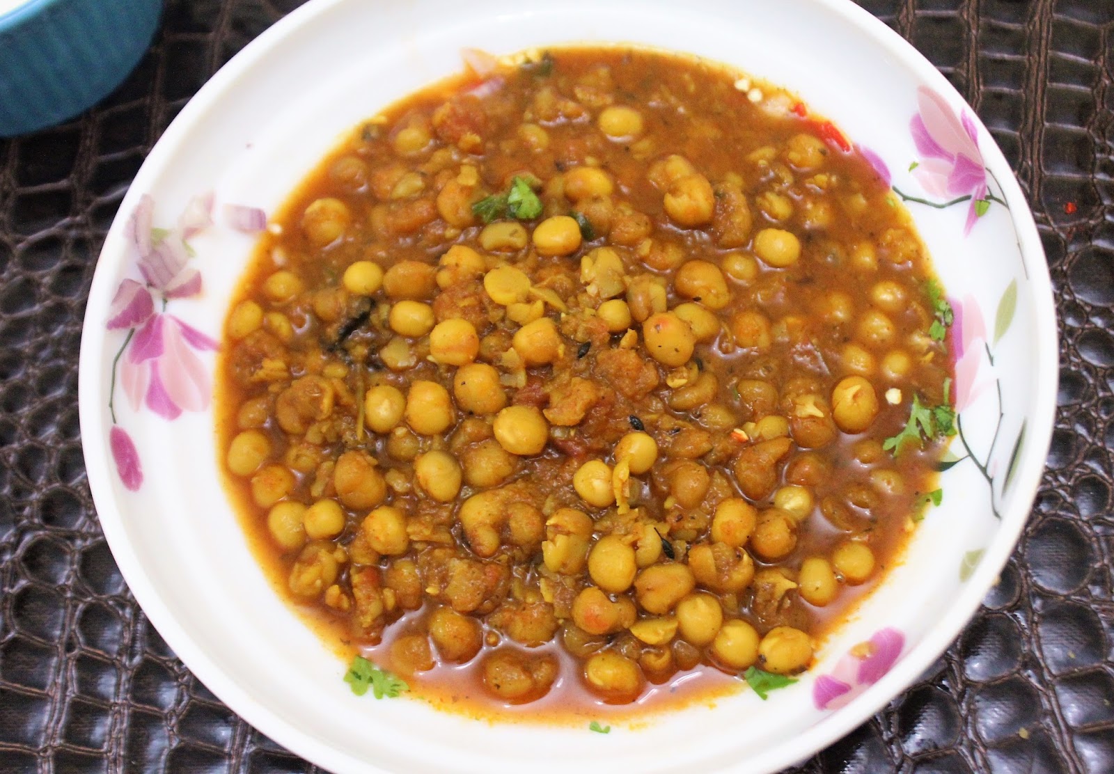 Bethica's Kitchen Flavours: Ragda Samosa Chaat - Savoury Street Snack