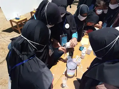 Pelajar di Muaragembong Lakukan Eksperimen Air Citarum Bersama Labtek Apung Pelajar di Muaragembong Lakukan Eksperimen Air Citarum Bersama Labtek Apung