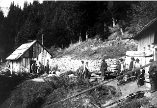 Rudniški delavci pred zgornjo postajo žičnice na Begunjščici. Fototeka Gornjesavskega muzeja