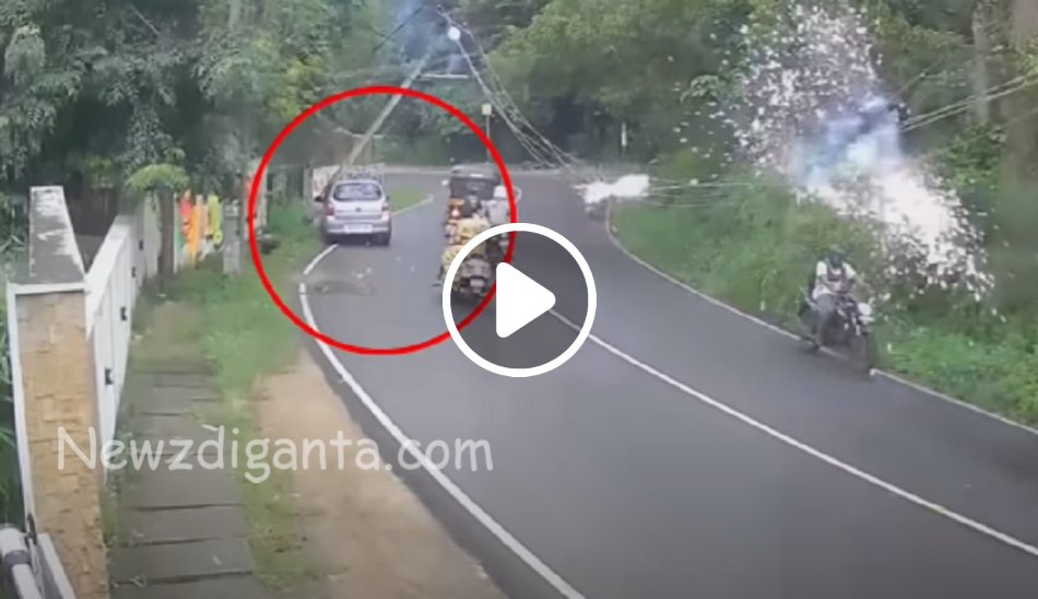 “இப்படி ஒரு விபத்தை நீங்க பார்த்திருக்க மாட்டிங்க – மக்கள் என்ன செய்றாங்க பாருங்க !! “இப்படி ஒரு விபத்தை நீங்க பார்த்திருக்க மாட்டிங்க – மக்கள் என்ன செய்றாங்க பாருங்க !!