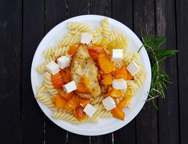 Hähnchenbrust mit Kürbis, Zwiebeln und Feta aus dem Backofen. Aus Hokkaidokürbis ein leckeres Familiengericht zubereiten!