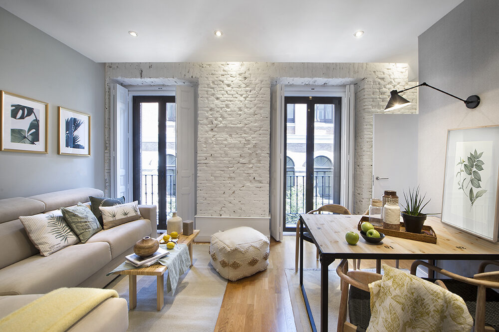 Cómo decorar salones pequeños: ideas y consejos que funcionan Salón pequeño con mesa de comedor adosada a la pared